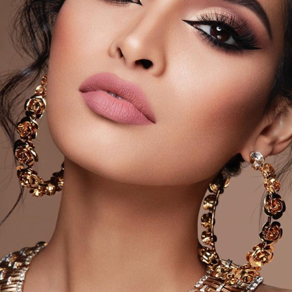 SEARCHING FOR THESE GOLD HOOP EARRINGS.